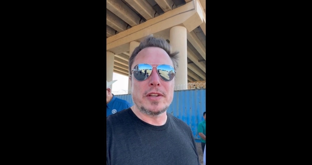 El empresario, vestido con playera negra, gafas oscuras y un sombrero negro estilo texano, cedió la palabra al congresista local republicano Tony González, quien lo acompaña junto con otras personas. Captura de pantalla de un video de X @elonmusk.