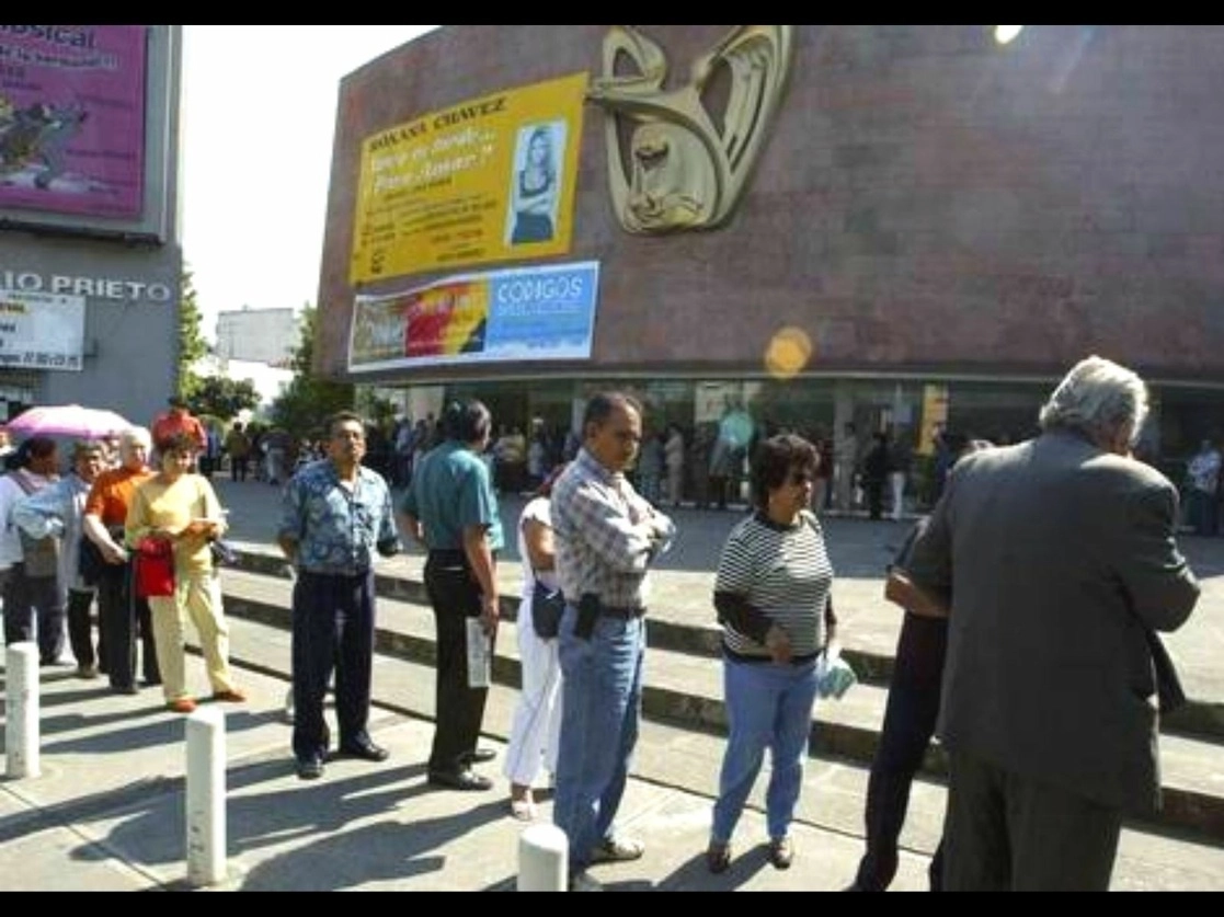Pensionados y jubilados del IMSS, en el teatro Julio Prieto, hacen fila para cobrar. Foto Guillermo Sologuren / Archivo