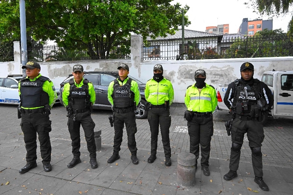 Agentes en la embajada mexicana en Quito, el 6 de abril de 2024. Foto Afp