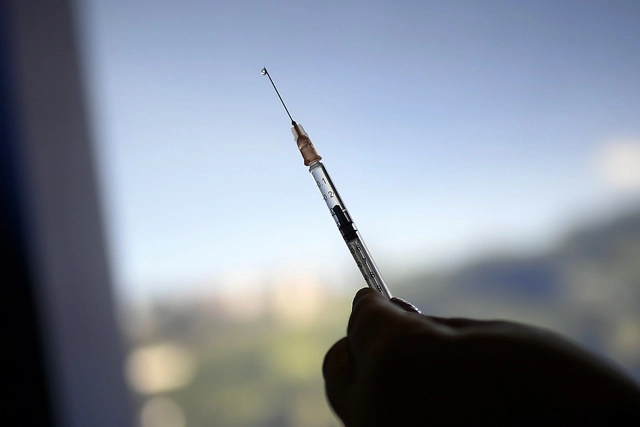 La OMS pidió a los fabricantes de vacunas contra el Covid-19 poner a disposición del Covax la mitad de su producción de dosis de este año. Foto Ap 