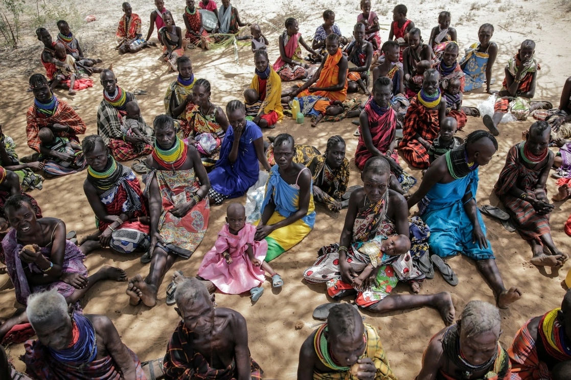 Habitantes de Lomoputh, al norte de Kenia, durante la visita de Martin Griffiths, el subsecretario general de Asuntos Humanitarios de la ONU, con motivo de la sequía, el pasado 12 de mayo. Foto Ap