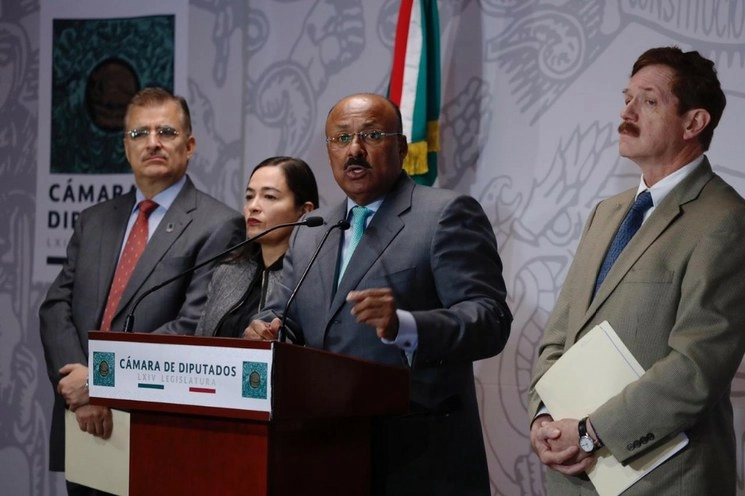 El coordinador del PRI, René Juárez; el coordinador del PAN, Juan Carlos Romero Hicks (derecha); la coordinadora del PRD, Verónica Juárez Piña; y el coordinador de Movimiento Ciudadano, Tonatiuh Bravo, informan que están en contra de la elección de John Ackerman para la evaluación de los candidatos a consejeros al INE. Foto Cristina Rodríguez
