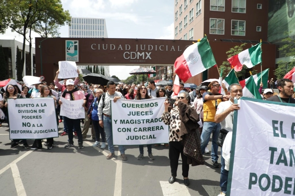 Trabajadores del Poder Judicial durante una protestas en el Senado de la República, en la Ciudad de México, el 6 de septiembre de 2024. Foto Jair Cabrera Torres