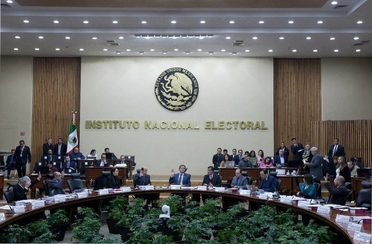 Perspectiva de la sala de sesiones del Consejo General del INE en imagen de archivo. Foto Cristina Rodríguez

