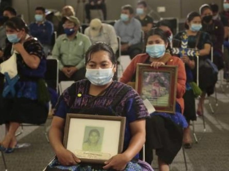 Familiares de las víctimas de la masacre de Acteal en 1997 aceptaron ayer las disculpas del Estado que el subsecretario de Derechos Humanos, Alejandro Encinas, ofreció, así como el anuncio de la reparación del daño. Foto cortesía Secretaría de Gobernación
