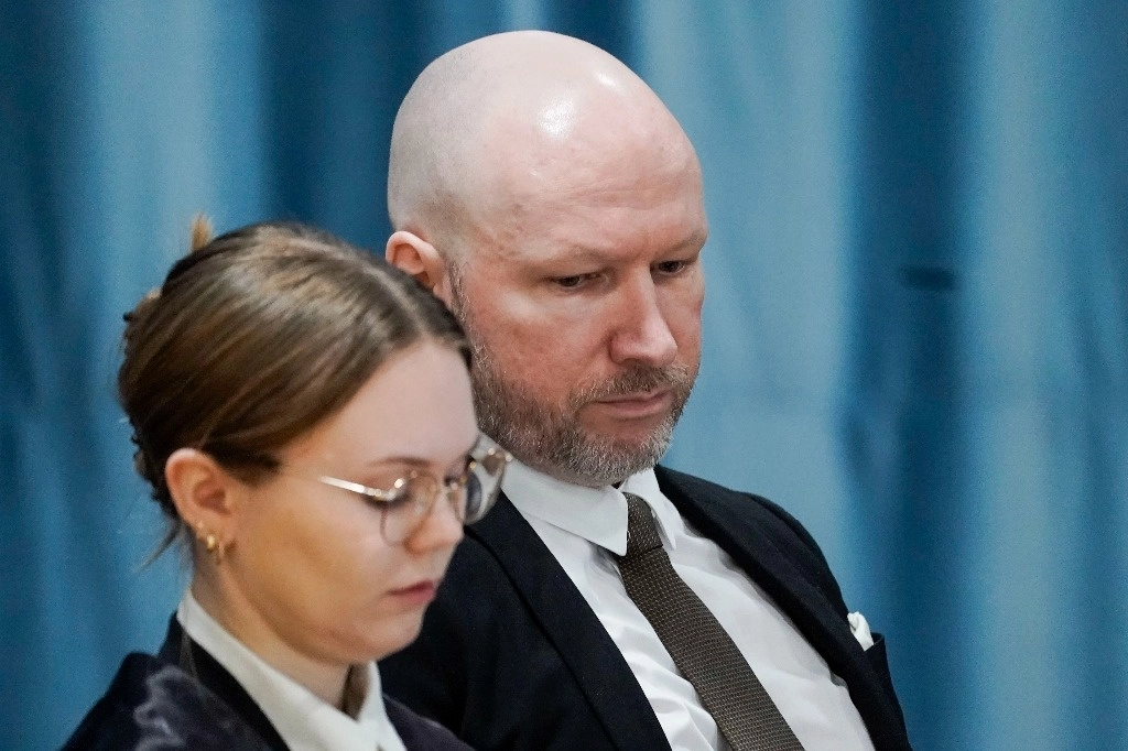 Anders Behring Breivik y el abogado Marte Lindholm sentados mientras el tribunal de distrito de Oslo lleva a cabo el juicio en un gimnasio de la prisión de Ringerike, en Ringerike, Noruega, el lunes 8 de enero de 2024.Foto Ap