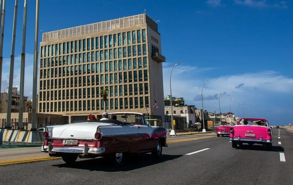 Vehículos antiguos circulan por calles de la Habana, Cuba en imagen de archivo. Foto Ap