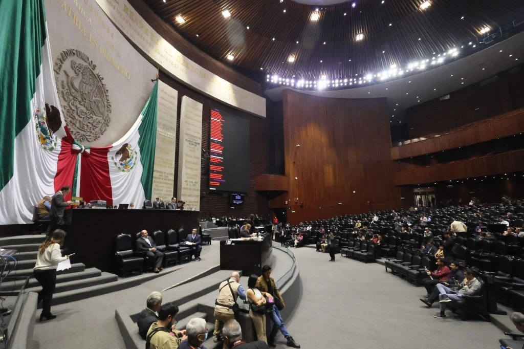 Integrantes de la sesión de la Comisión Permanente durante la sesión en la Cámara de Diputados, en la que se discuten la medidas que se tomarán contra el gobierno de los Estados Unidos, en la Ciudad de México, el 21 de enero de 2025. Foto Luis Castillo


