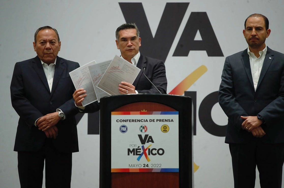 El presidente nacional del PRD, Jesús Zambrano; el del PRI, Alejandro Moreno; y el del PAN, Marko Cortés, en imagen de archivo. Foto Cristina Rodríguez 