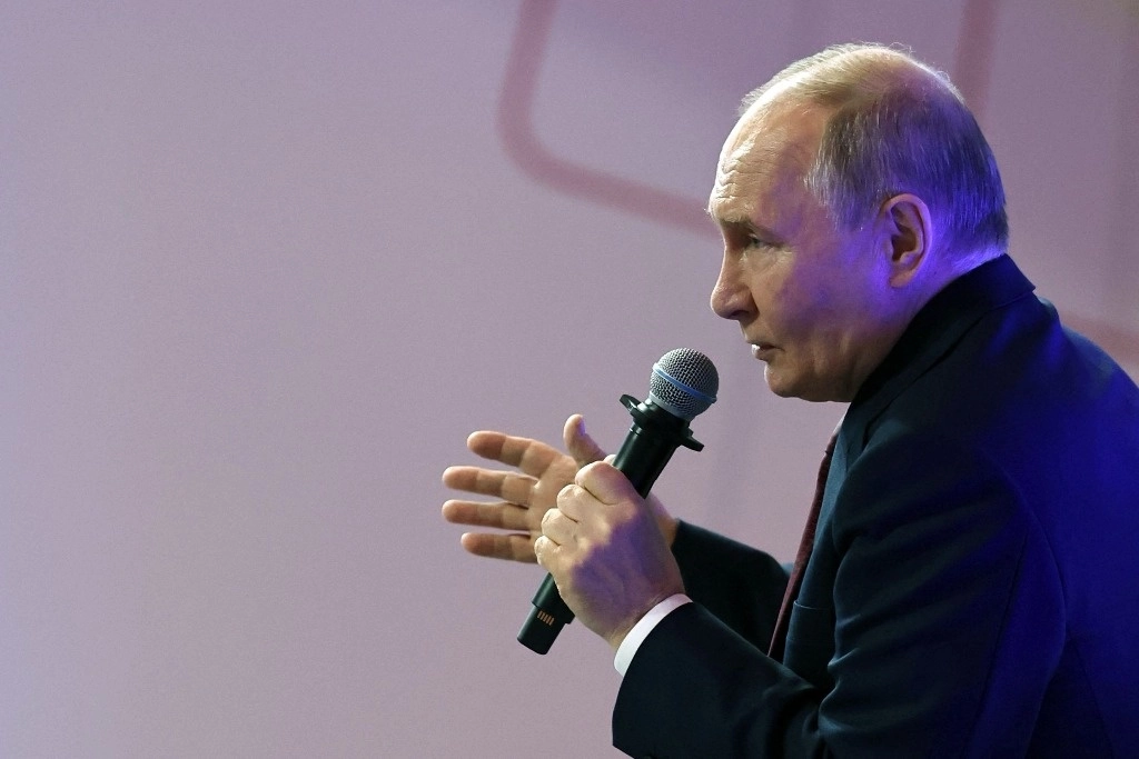 Vladimir Putin condicionó la tregua en Ucrania a que EU levante las sanciones en contra de Rusia. Foto Afp