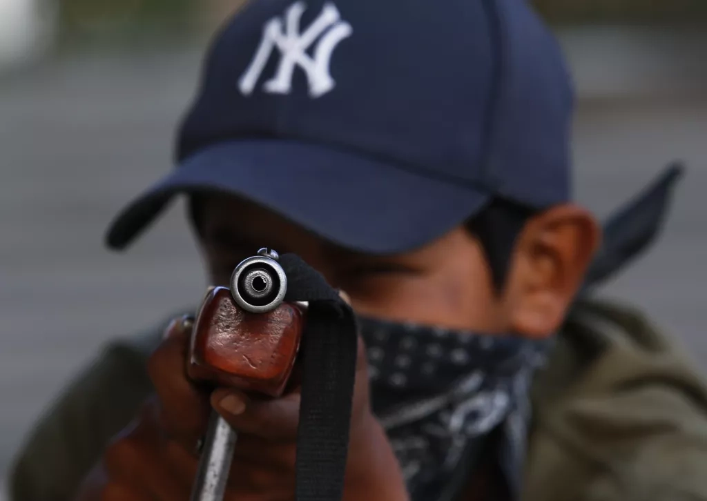 Un menor armado en una demostración para la prensa en el estado de Guerrero, en abril de 2021. Foto Ap