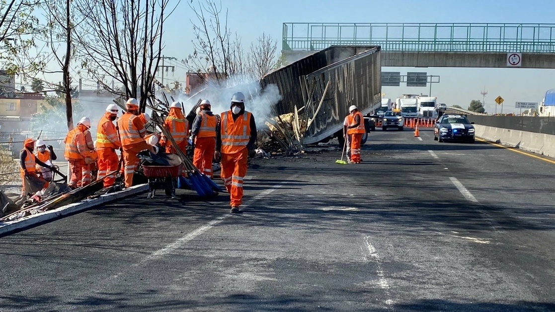 En el kilómetro 16 del Circuito Interior Mexiquense el pasado 4 de enero se registró un accidente de un tráiler. Foto tomada de Twitter