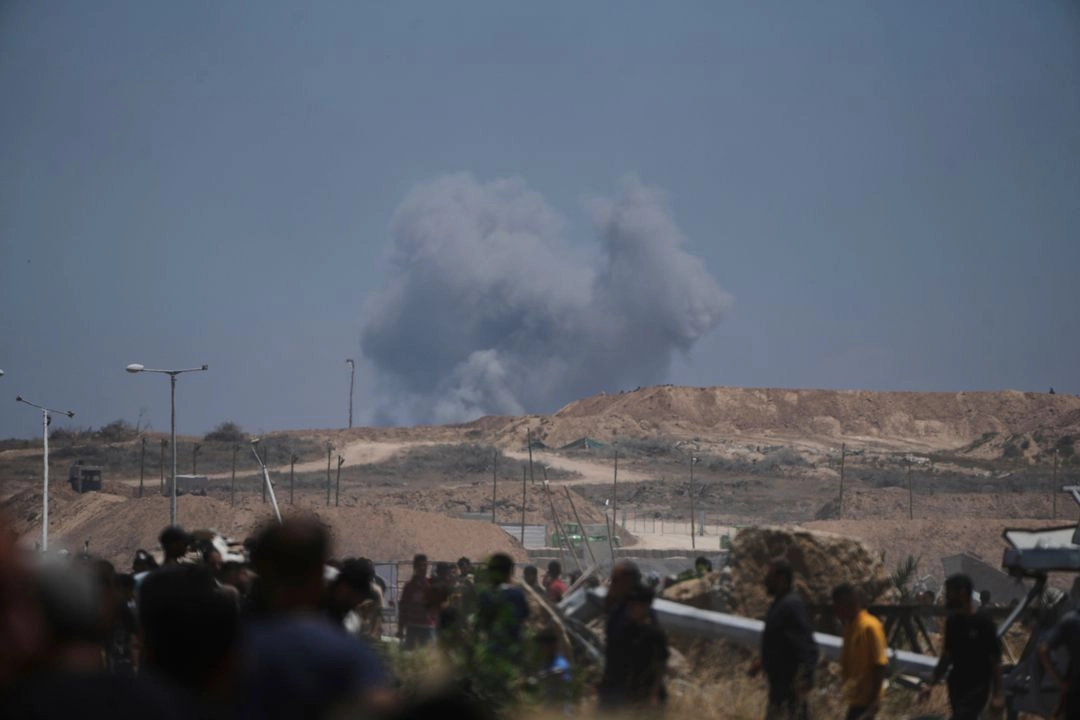 Humo se eleva tras un bombardeo israelí en el sur de Gaza, el jueves 29 de mayo de 2025. Foto