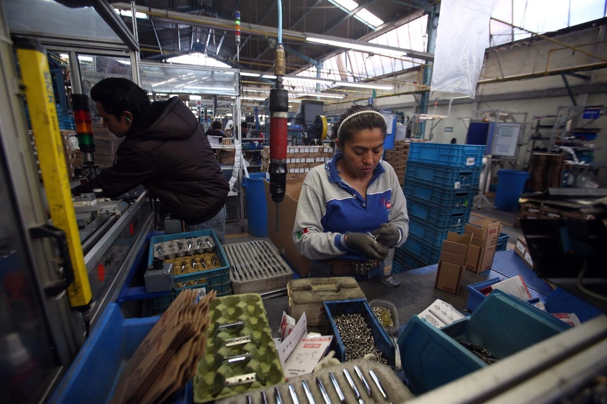 De acuerdo con organizaciones de trabajadores, en promedio, la diferencia entre los salarios mínimos generales y los profesionales prácticamente se ha desvanecido. Foto 