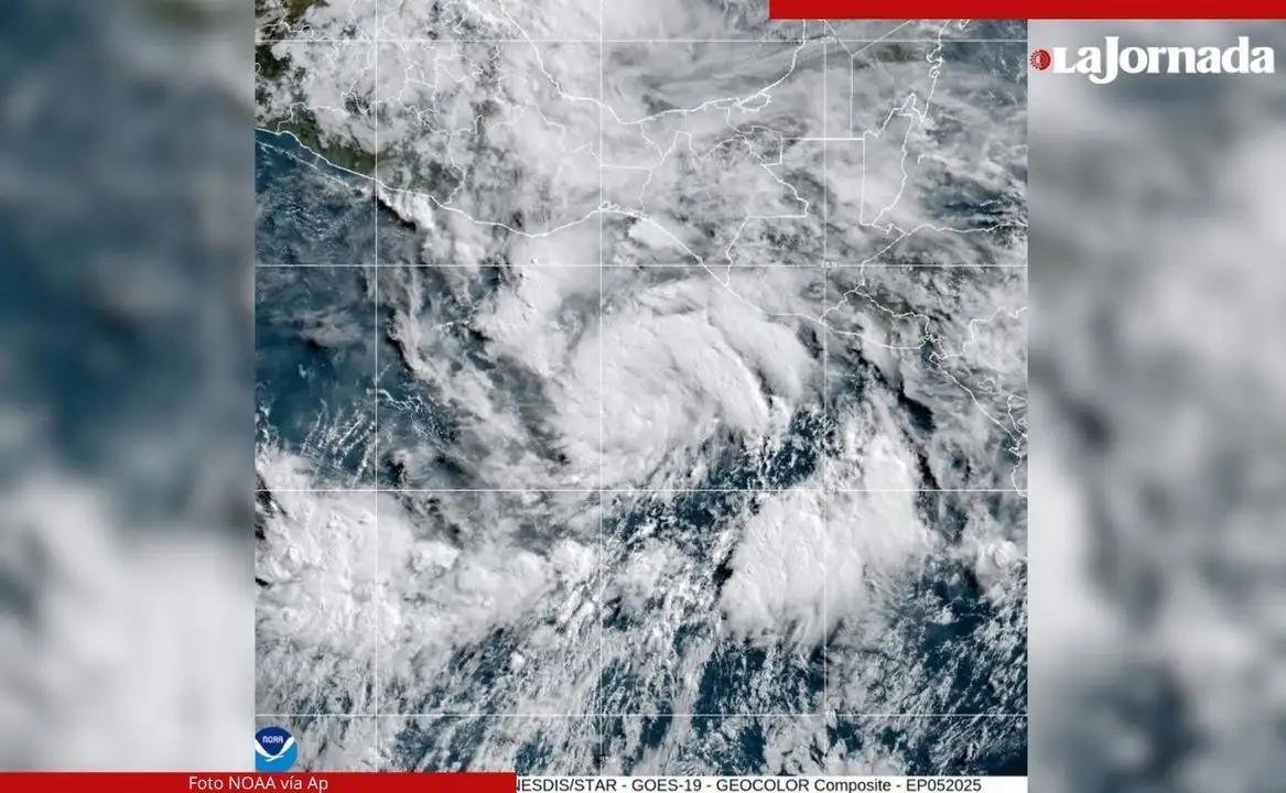 Imagen satelital de la tormenta tropical ‘Erick’ proporcionada por la Administración Nacional Oceánica y Atmosféruca (NOAA), el 17 de junio de 2025. Foto 