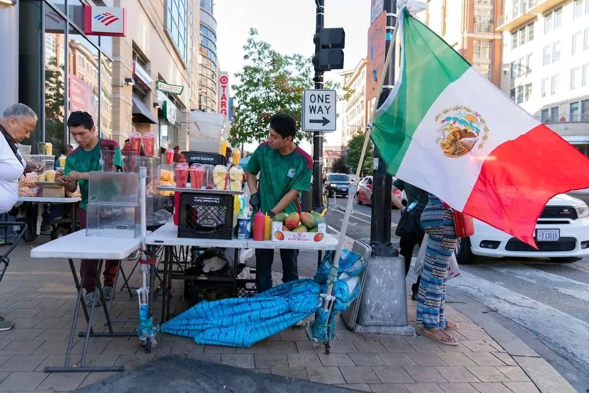 Mexicanos vendiendo fruta en calles del barrio Columbia Heights en Washington, D.C., EU. Foto 