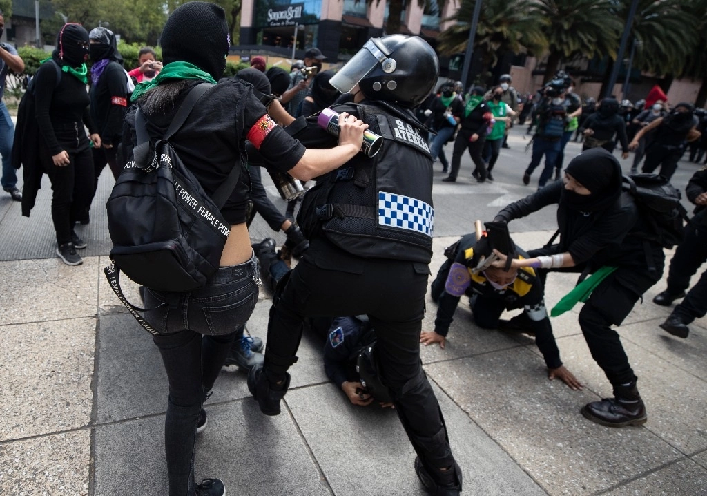 La jefa de Gobierno reiteró que el protocolo de actuación policial es perfectible, por lo que se mantendrán las reuniones con la Comisión de Derechos Humanos y las colectivas y organizaciones que así lo deseen. Foto Alfredo Domínguez