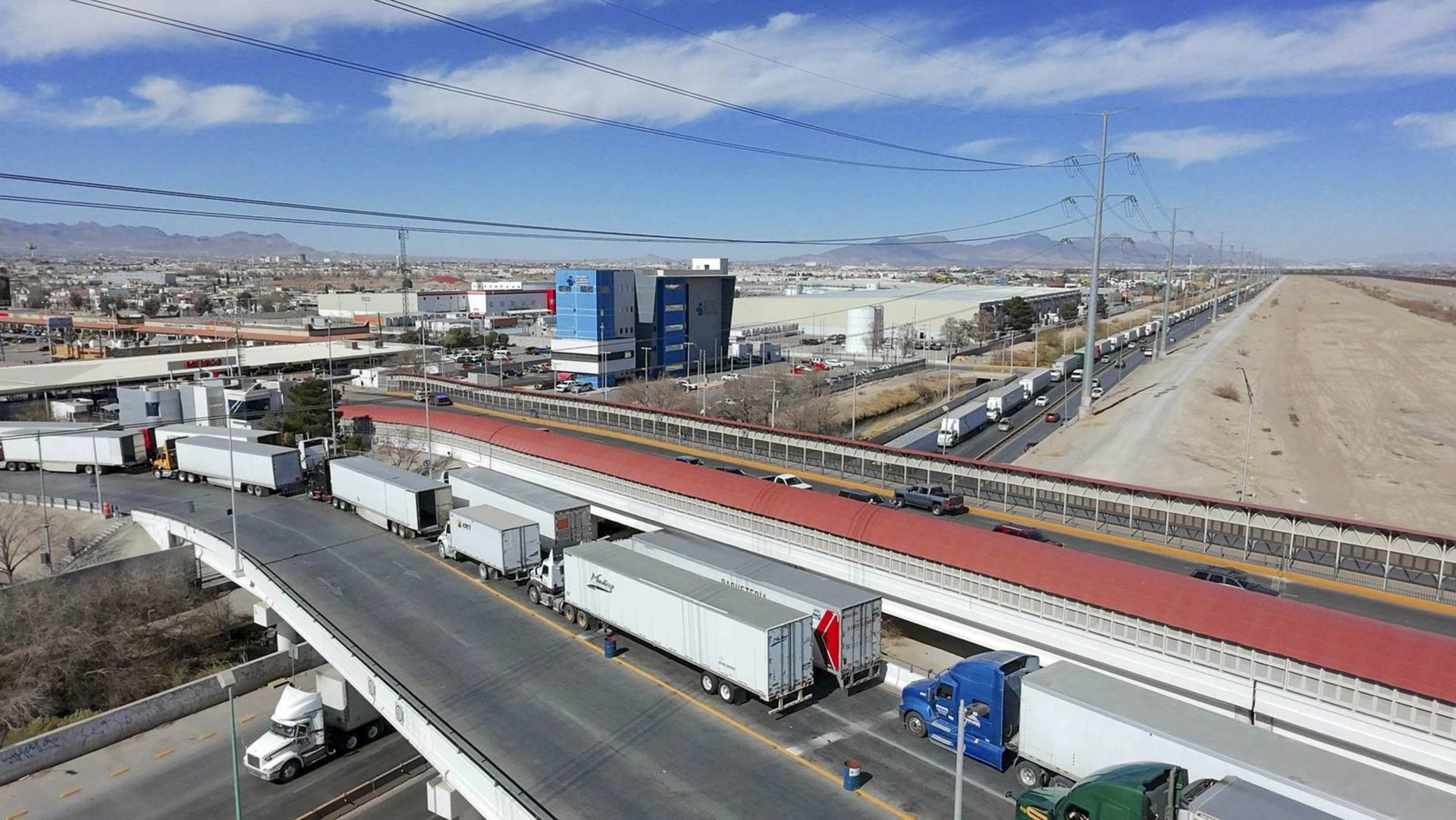 En otro comunicado, la SICT informó que los inspectores del autotransporte federal adscritos al Centro SICT Baja California, recibirán capacitación sobre los procedimientos de revisiones del autotransporte de carga, conforme a las normas internacionales de México, EU y Canadá. Foto