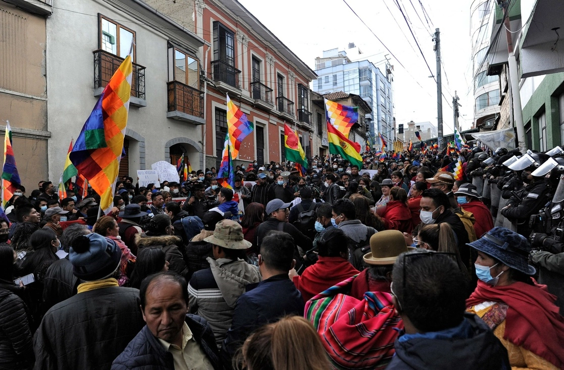 Simpatizantes del partido gobernante MAS se manifiestan a favor del arresto de Luis Fernando Camacho, figura clave de la oposición y gobernador de Santa Cruz, mientras es interrogado, en La Paz, Bolivia, ayer 29 de diciembre de 2022. Foto AFP 