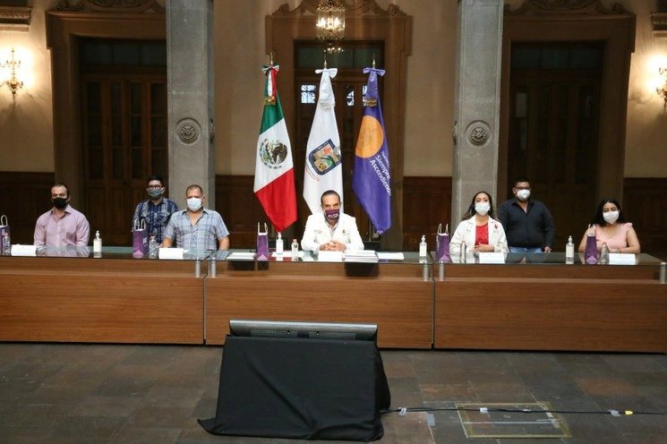 El secretario de Salud, Manuel de la O Cavazos, y los donantes de plasma. Foto cortesía del gobierno del estado