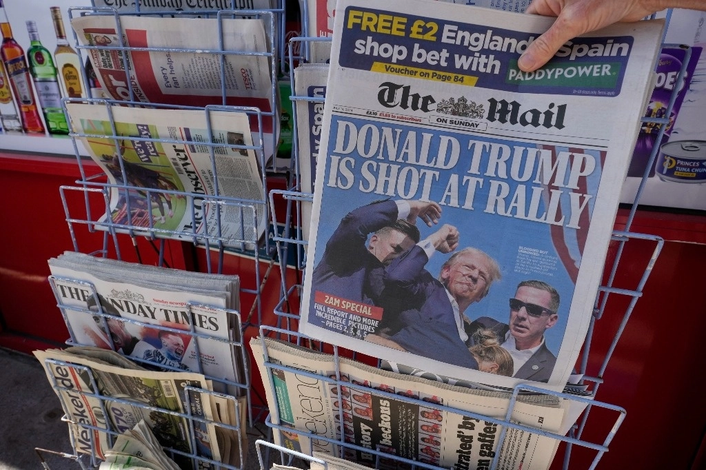 Un ejemplar del periódico británico ‘The Mail on Sunday’ en un quiosco de Londres, el domingo 14 de julio de 2024. Foto Ap 