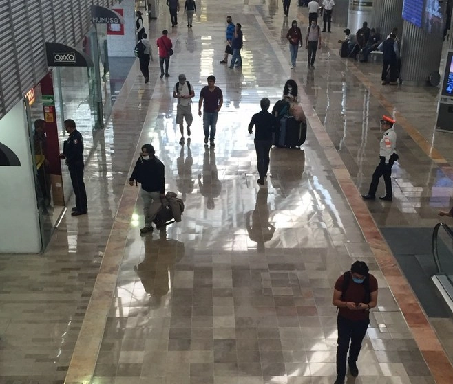 Usuarios del Aeropuerto Internacional de la Ciudad de México. Foto Guillermo Sologuren / Archivo