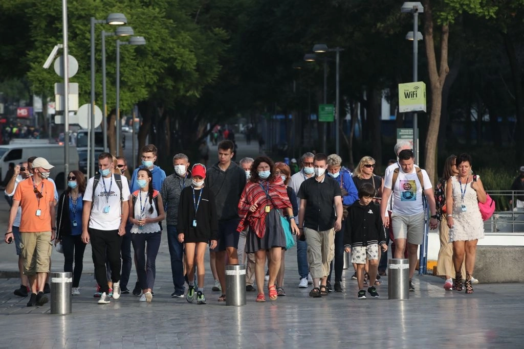 Turistas europeos pasean por la Alameda Central, en el Centro Histórico de la Ciudad de México. Foto Antonio López / Archivo