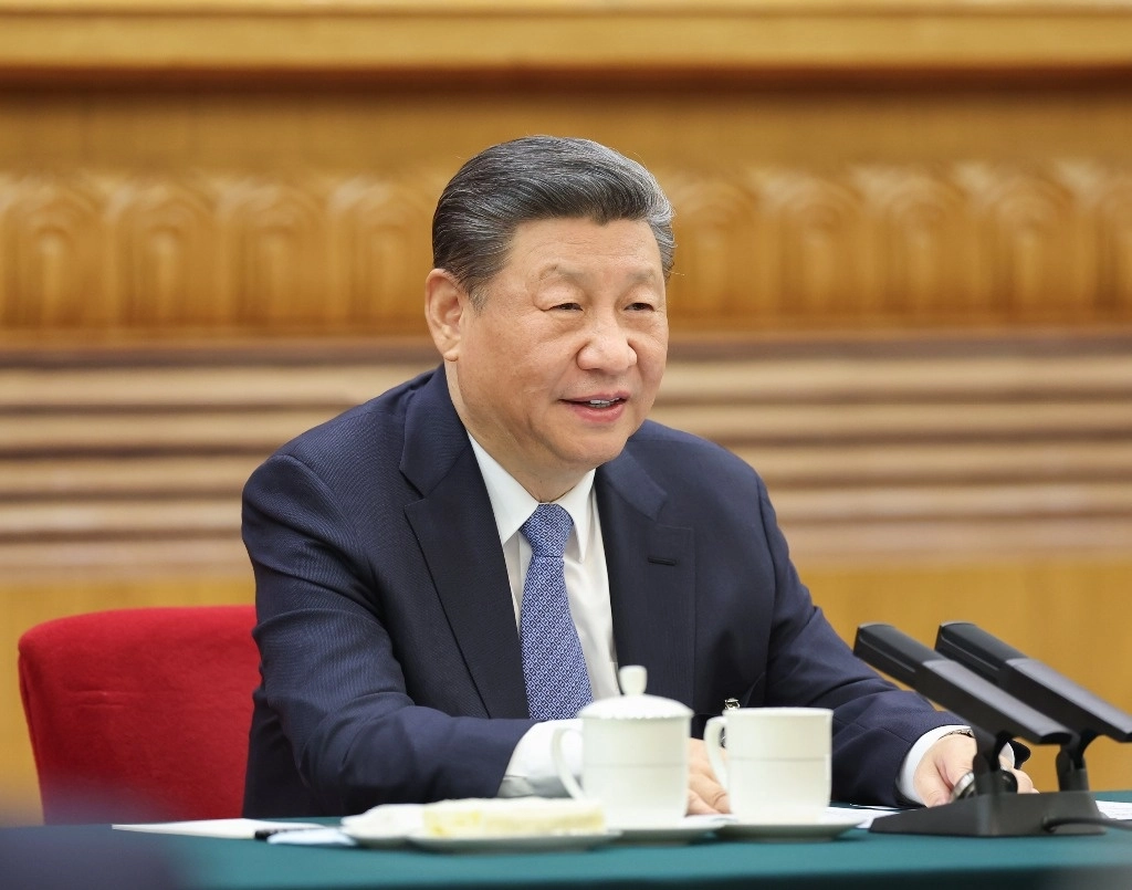 Xi subrayó la importancia de aprovechar las nuevas tecnologías para actualizar las industrias tradicionales, promoviendo la transformación de alta gama, inteligente y ecológica de las industrias. Foto Xinhua.