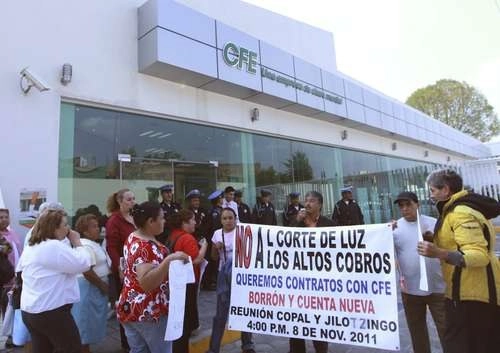 Protesta contra los altos cobros de luz en la CDMX. Foto Carlos Cisneros/ archivo