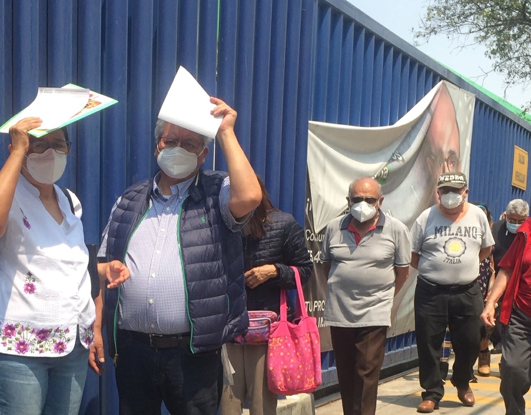 Adultos mayores esperan ser vacunados en la alcaldía Azcapotzalco. Foto Guillermo Sologuren/ Archivo