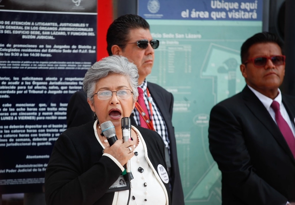 Al frente de sus compañeros, Aguayo dijo que la "movilización es un acto más de rechazo a la reforma al Poder Judicial de la Federación que impulsó el presidente Andrés Manuel López Obrador, pero principalmente por las consecuencias jurídicas que ha acarreado. Foto Cristina Rodríguez/ La jornada/ Archivo