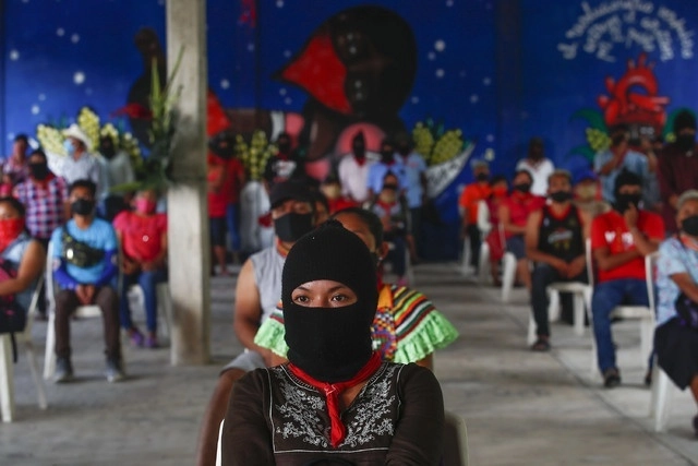 Bases de apoyo del EZLN durante un mitin en el caracol Roberto Barrios. Foto Víctor Camacho / Archivo