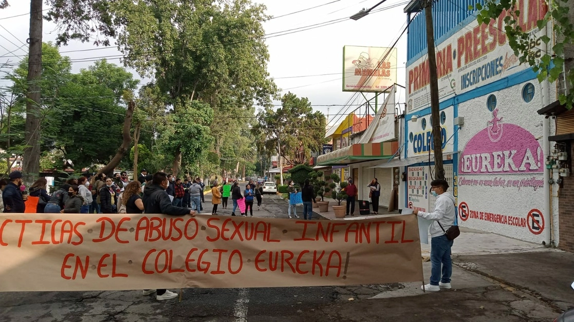 Padres de familia reiteraron su exigencia para ser atendidos por autoridades ministeriales y de educación, dado que acusan falta de apoyo para las víctimas y advirtieron que de no recibir respuestas a sus demandas, bloquearán el Periférico, el 8 de julio de 2022. Foto ‘La Jornada’