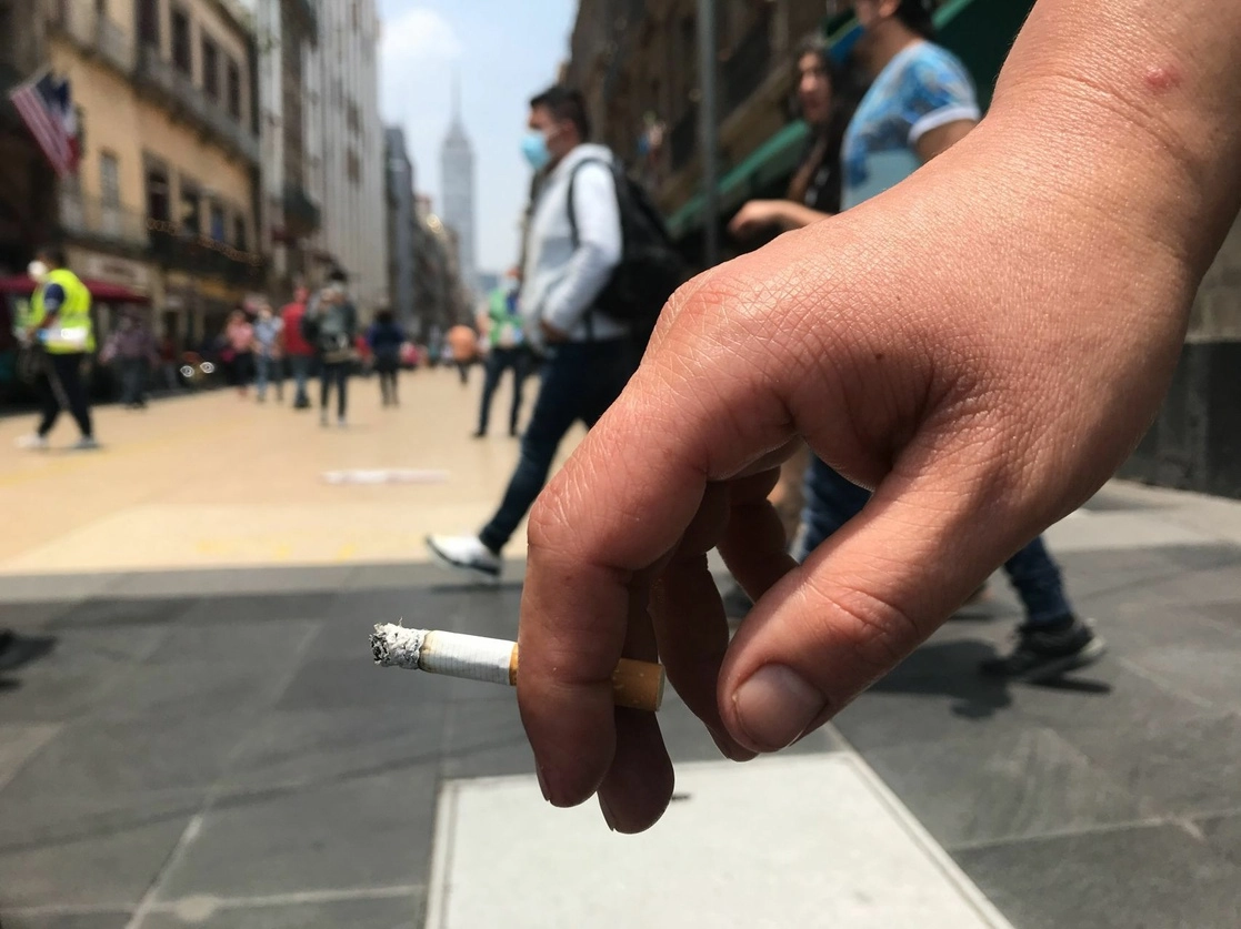 La Agencia de Protección Sanitaria de la Ciudad de México instó a los vendedores del Centro Histórico a pedir identificación a los compradores de cigarros, cuando se dude de su edad. Foto Cuartoscuro / Archivo