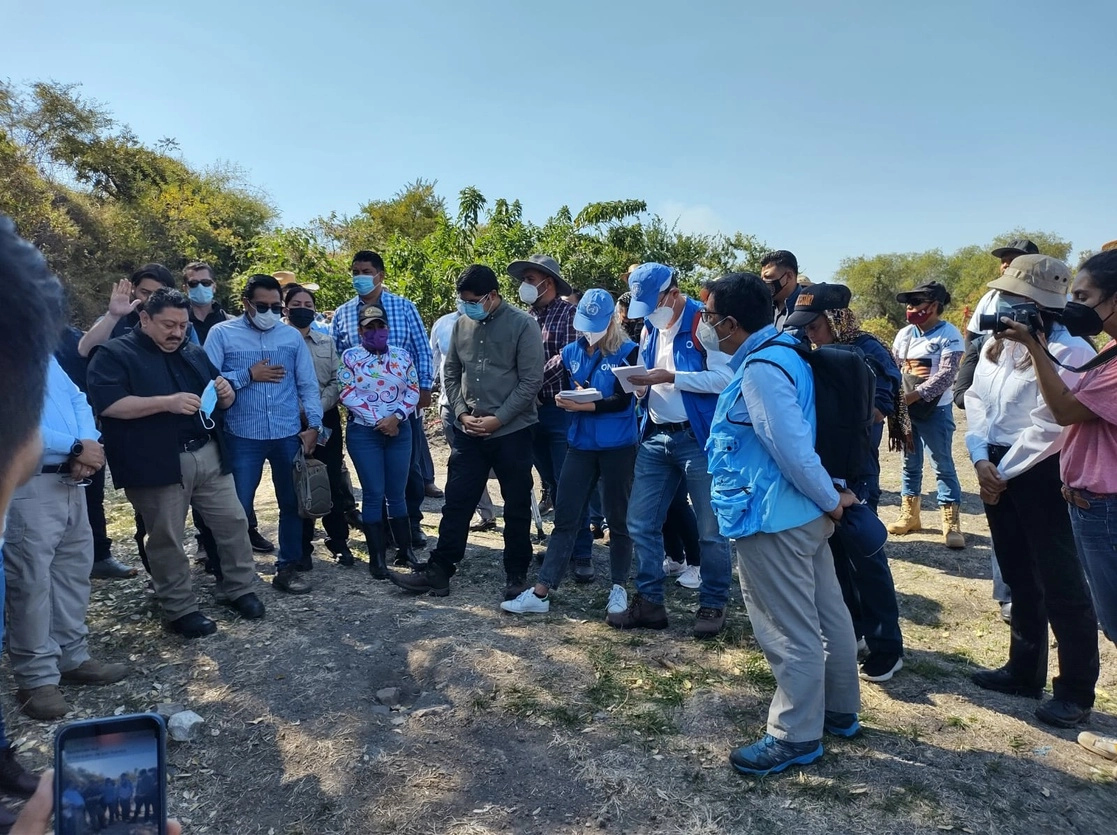 Expertos de la ONU y familiares de desaparecidos en Yecapixtla, Morelos. Foto La Jornada