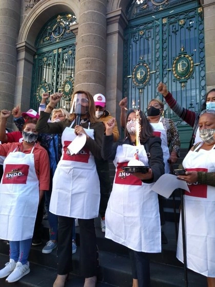 En una acción simbólica, los comerciantes prendieron una vela a un pastel, y mencionaron que seguirán adelante para que sean escuchados y se les deje de criminalizar. Foto Bertha Teresa Ramírez