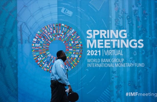 El Fondo Monetario Internacional y el BM deberían hacer más para ayudar a abordar las crecientes dificultades de pago de deuda de los países de ingresos medios e identificar "el origen de las cargas financieras excesivas e insostenibles", dijo un comité conjunto de las instituciones. Foto Afp