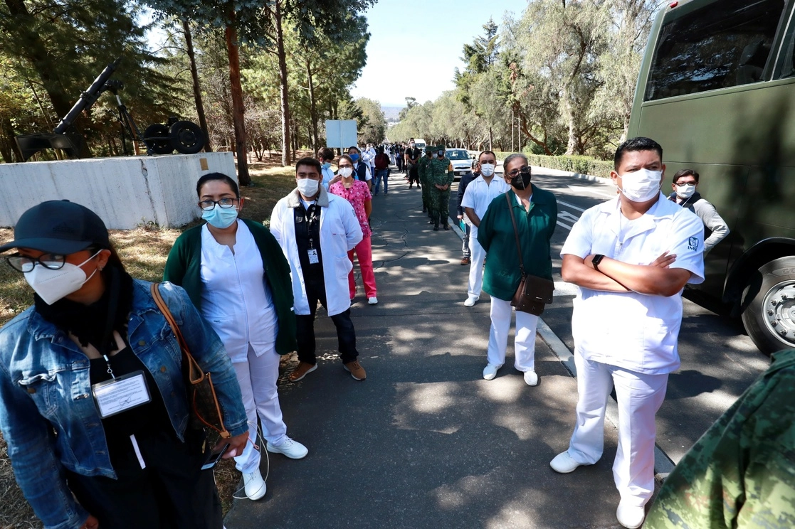 Personal médico esperando a recibir la vacuna en la CDMX. Foto Luis Castillo/ archivo