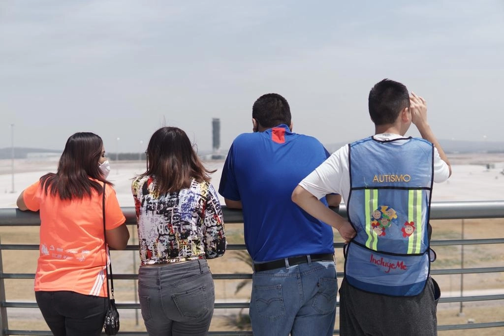Una persona con autismo contempla las pistas de aterrizaje del Aeropuerto Internacional Felipe Ángeles (AIFA). Foto Pablo Ramos