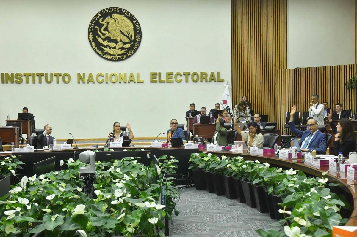 Sergio Gutiérrez Luna recordó que esa misma decisión, la de suspender la consulta impulsada por López Obrador, “la revocó el Tribunal Electoral, precisamente porque se excedían de sus atribuciones y funciones los miembros del consejo”, entre ellos el entonces presidente, Lorenzo Córdova, y el consejero Ciro Murayama. 