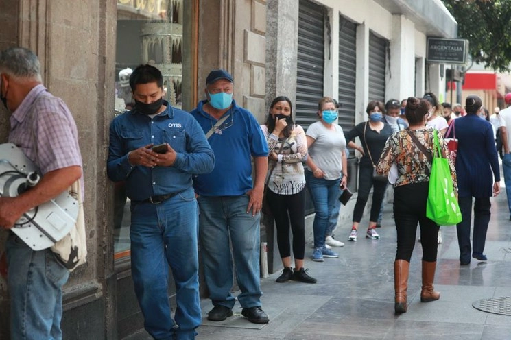 Habitantes de la CDMX hacen fila para entrar a una pastelería del Centro Histórico. Foto María Luisa Severiano
