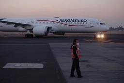 Un avión de Aeroméxico en el Aeropuerto Internacional de la Ciudad de México. Foto Cristina Rodríguez