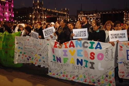 Trabajadoras de estancias infantiles de distintos estados de la República, durante una manifestación afuera de Palacio Nacional. Foto Cristina Rodríguez / Archivo 