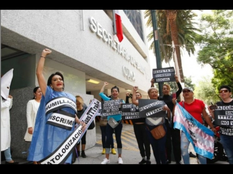 Un grupo de transexuales se manifestaron en la Secretaría de Salud de la Ciudad de México para demandar que se les presentara el proyecto Clínica Especializada para Personas Trans, el pasado 11 de junio de 2019. Foto Roberto García Ortiz / Archivo