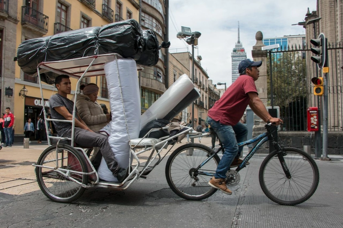 Transeúntes, comercios y automovilistas se quejaron del desorden que provocan los bicitaxis en el centro de la capital. Foto Cuartoscuro / Archivo 