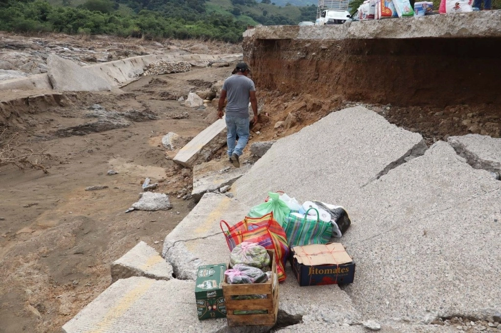 La creciente del río Omitlán debido a las lluvias provocadas por el huracán ‘John’ generó que colapsara el puente vehicular que conecta la comunidad de Tlayolapa, y al menos otras cinco más, con Tierra Colorada. Imagen del 4 de octubre de 2024. Foto Cuartoscuro