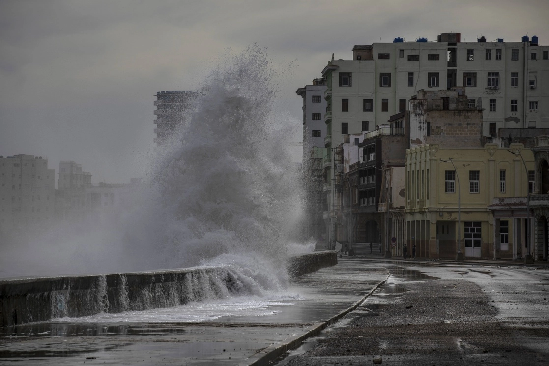 Enormes olas chocan contra un malecón tras el paso del huracán Ian en La Habana, Cuba. Foto Ap 


