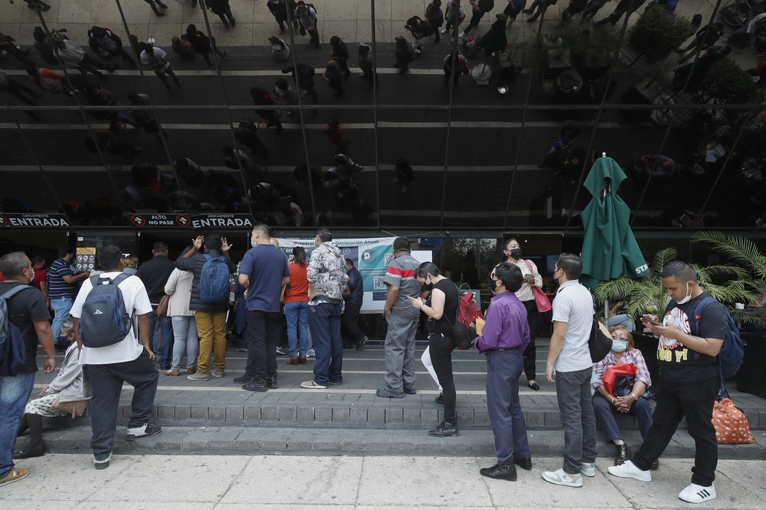 Personas hacen fila en una de las oficinas del SAT, en la Ciudad de México, para solicitar la constancia de situación fiscal. Foto Cristina Rodríguez / Archivo