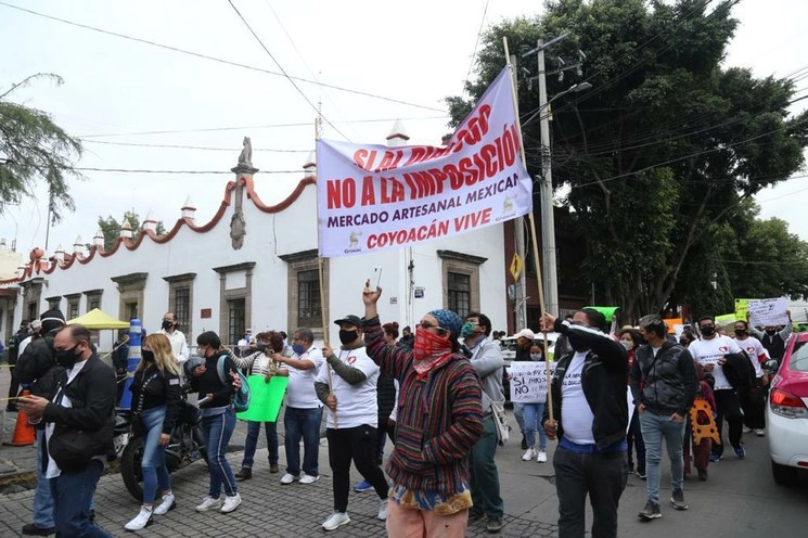 Comerciantes de la alcaldía Coyoacán protestaron contra el delegado de la demarcación por desvío de fondos en la construcción del mercado de artesanías, en la Ciudad de México. Foto Alfredo Domínguez
