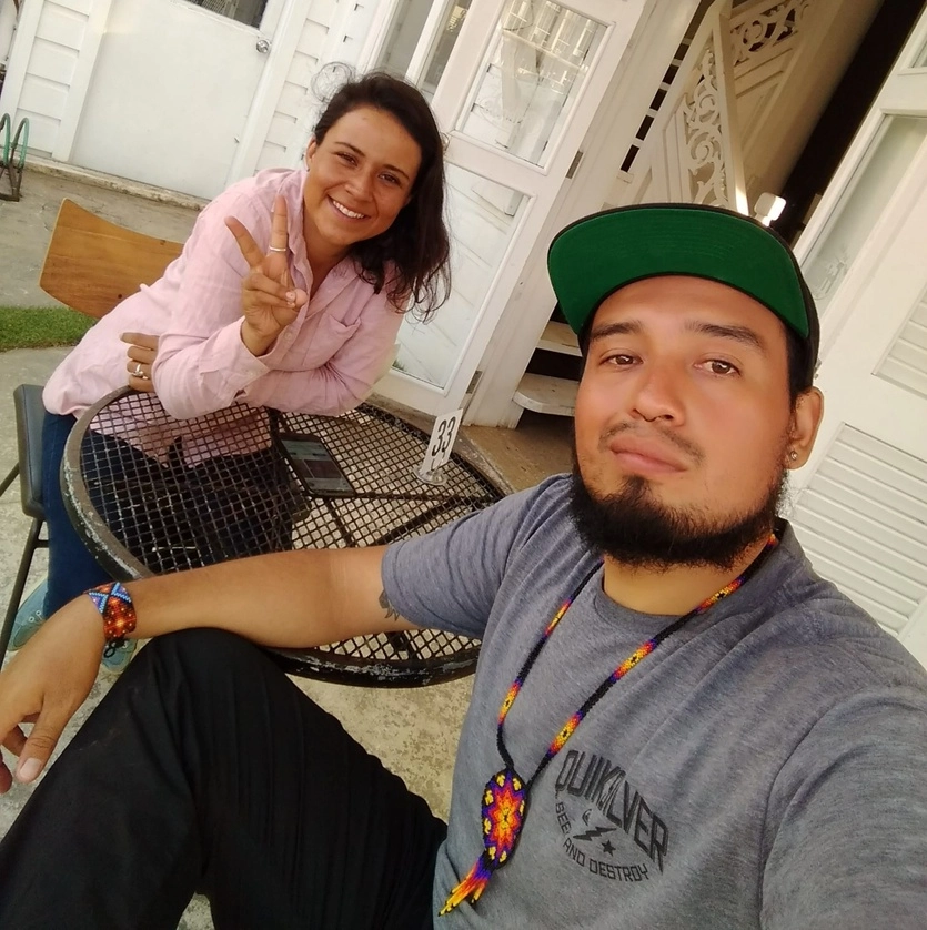 Los biólogos de la FES Iztacala Lesli Elisa Nava Flores y de David Olaf Santillán González, se encuentran desde hace dos años estaban en una isla de Tonga, debido a un proyecto para la preservación del coral y otras especies marinas. Imagen tomada de la cuenta de Facebook Mexicanos en Tonga